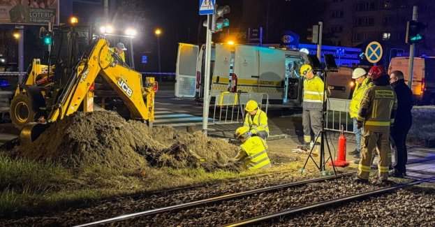 W poniedziałek rozpocznie się wymiana uszkodzonej części gazociągu w Toruniu. Jak informowała PAP, w nocy z soboty na niedzielę zlokalizowano miejsce awarii, zabezpieczono je i zlikwidowano wyciek gazu. Ruch kołowy i tramwajowy w okolicy awarii odbywa się już normalnie.