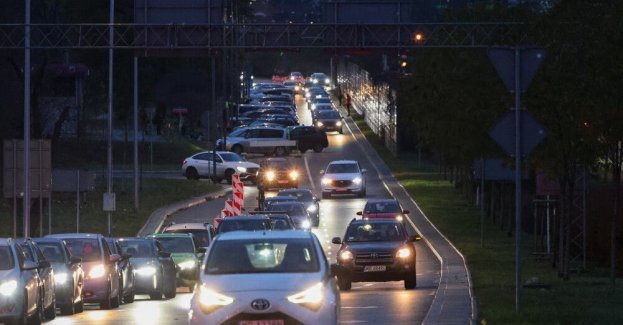 Na trasach wlotowych do Warszawy jest duże natężenie ruchu, podobnie w pobliżu stołecznych nekropolii, gdzie cały czas służbę pełnią dodatkowe patrole policji – poinformowała w niedzielę wieczorem stołeczna policja.
