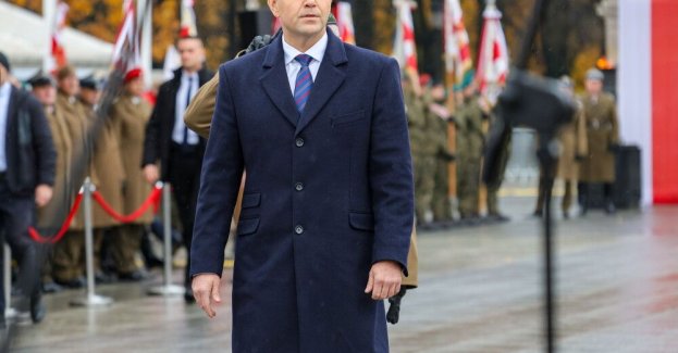 Grób Nieznanego Żołnierza to ołtarz naszej ojczyzny, ale dla współczesnych Polaków to także zwierciadło, w którym musimy zobaczyć, że jesteśmy narodem wolnym i niepodległym mimo wszystko - powiedział w poniedziałek prezydent Karol Nawrocki.