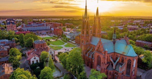 W podwarszawskiej miejscowości słynącej z dziedzictwa postindustrialnego dawnych Zakładów Lniarskich powstał nowy szlak miejski, pn. Szlak Architektury Przemysłowej „Industrialny Żyrardów”. Trasa turystyczna obejmuje ponad 30 zabytkowych obiektów XIX-wiecznej osady fabrycznej i podkreśla wyjątkowy klimat pofabrycznego miasta - jednego z najlepiej zachowanych kompleksów poprzemysłowych w Europie. Z okazji inauguracji szlaku, w sobotę 27 grudnia 2025 roku odbędą się dwa bezpłatne spacery z przewodnikiem.