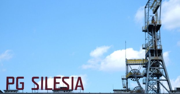 Kilkudziesięciu górników z Silesii w Czechowicach-Dziedzicach odmówiło w poniedziałek rano wyjazdu na powierzchnię. Szef NSZZ Solidarność tej kopalni Grzegorz Babij powiedział PAP, że pracownicy protestują między innymi przeciwko planowanym zwolnieniom.