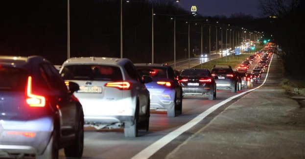 Na drodze ekspresowej S7 w powiecie ostródzkim w kierunku Warszawy samochody powoli jadą. Na drodze w kierunku do Gdańska ruch samochodów jest niewielki i płynny. Policja wciąż monitoruje sytuację - poinformował PAP w środę rzecznik KWP w Olsztynie.