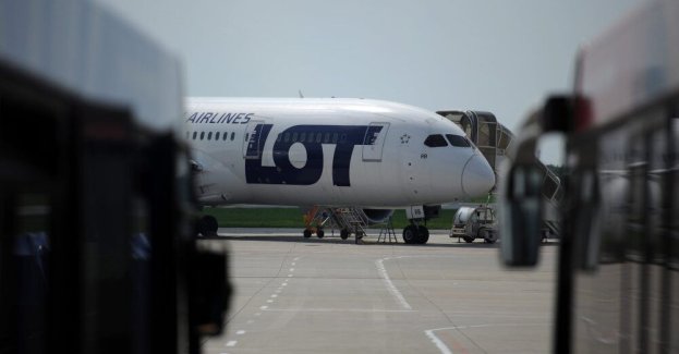 Pasażerowie zainteresowani lotem z Szardży w Zjednoczonych Emiratach Arabskich do Warszawy w poniedziałek lub w kolejnych dniach powinni się kontaktować z PLL LOT przy pomocy formularza - poinformowały w niedzielnym komunikacie Polskie Linie Lotnicze LOT.