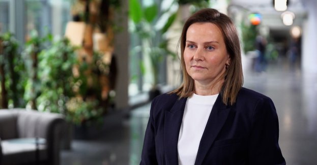 Młode osoby w Polsce w wieku 10–16 lat wysoko oceniają swoje umiejętności cyfrowe, jednak w rzeczywistości mają niewielką wiedzę na temat mechanizmów działania internetu – wynika z polskiej edycji badania EU Kids Online 2026. To obala mit, że dla nastolatków – nieznających świata bez technologii – umiejętności cyfrowe są cechą naturalną. Istotne jest jednak to, że choć są oni świadomi ryzyk czyhających online, nie czują potrzeby uczenia się zasad bezpiecznego korzystania z sieci. Z badania wynika także, że młodzi ludzie powszechnie już korzystają z AI, ale większość z nich przyznaje, że nie wie, w jaki sposób wpłynie ona na ich przyszłość.