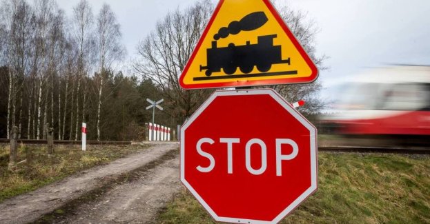 Samochód osobowy wjechał pod pociąg Intercity niedaleko przystanku kolejowego Aleksandrów (Lubelskie), na trasie kolejowej między Łukowem a Radzyniem Podlaskim. Ofiarą śmiertelną jest podróżujący samochodem. Ruch pociągów jest w tym miejscu wstrzymany – poinformowały w czwartek PKP PLK.