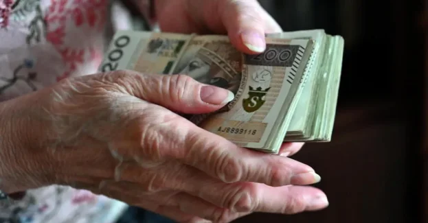 Płaca minimalna w 2027 r. wzrośnie do 4950 zł brutto, a minimalna stawka godzinowa do 32,30 zł brutto - wynika z założeń do projektu rozporządzenia Rady Ministrów. Wysokości te są analogiczne do kwot przedstawionych Radzie Dialogu Społecznego do negocjacji.