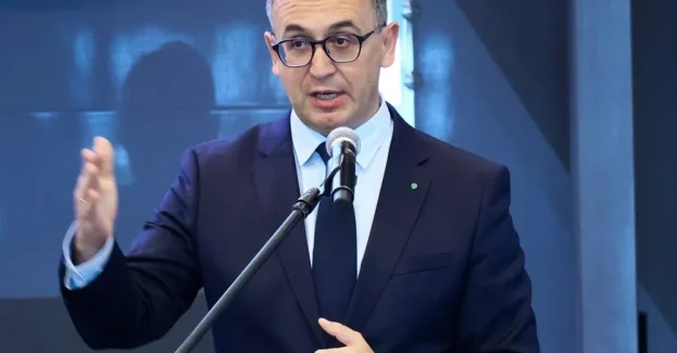 Resorty infrastruktury i sprawiedliwości pracują nad zmianami w Kodeksie karnym. Kierowcom powodującym zagrożenie w ruchu lądowym lub katastrofę w ruchu lądowym grozić będzie zakaz prowadzenia pojazdów mechanicznych przez ponad trzy lata – przekazał w czwartek szef MI Dariusz Klimczak.