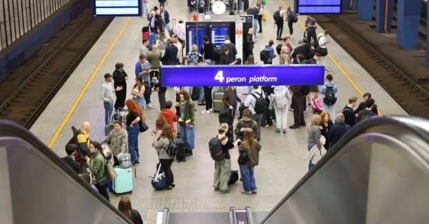 Z powodu protestu maszynistów ponad 70 procent pociągów PKP Intercity kursuje z opóźnieniem, które wynosi średnio 27 minut - poinformował w piątek przewoźnik. Opóźniony jest również co trzeci skład Polregio.